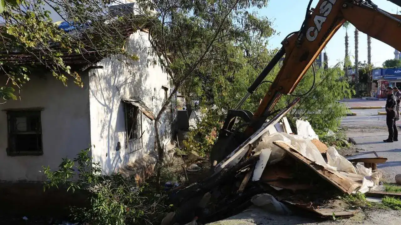 Kepez’de Çöp Ev Alarmı: Tek Kamyon Yetmedi, İkincisi Geldi! 3